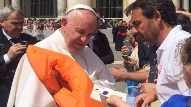 El chaleco de la niña muerta en Lesbos para el Papa