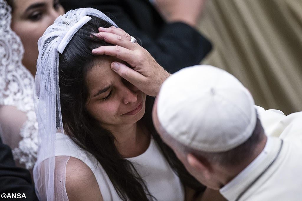 El Papa y la novia emocionada