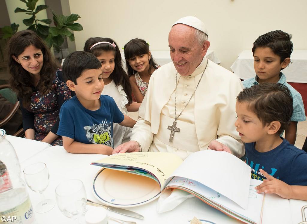 El Papa, con niños refugiados