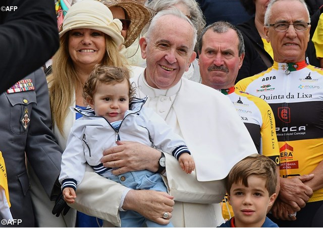 Niña en brazos del Papa