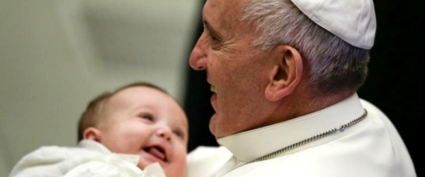 El Papa con un bebé en brazos