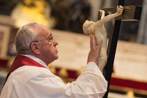 El Papa acaricia al Cristo